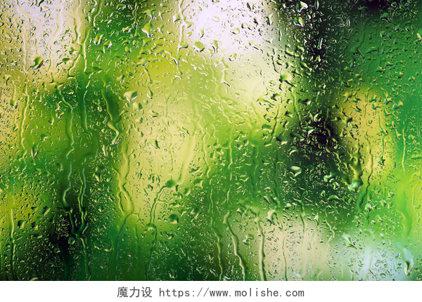 下雨天玻璃上的水珠与天然水滴玻璃